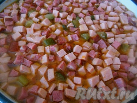 Воду (или бульон) доведите до кипения, выложите картошку и колбасу, доведите до кипения. Как только бульон с мясной нарезкой и картофелем закипит, добавьте соль по вкусу и заправку для солянки. Доведите до кипения, уменьшите огонь, варите 2-3 минуты и снимите с огня.&nbsp;Накройте крышкой и дайте ей настояться не менее 15-20 минут.