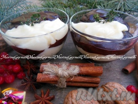 В чистую баночку выложите слоями пасту, чередуя белый и шоколадный слои, и уберите в холодильник.
