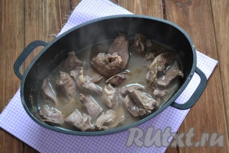 После закипания снизить огонь и тушить при слабом кипении под крышкой 1,5 часа.
