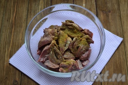 Добавить специи (хмели-сунели, молотый чеснок, паприка) и тщательно перемешать. 