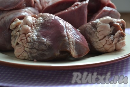 Бараньи сердца разрезать пополам и хорошо вымыть. Если есть сгустки крови - нужно удалить.
