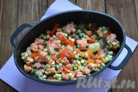 За 15 минут до конца приготовления всыпать свежезамороженные овощи (или очищенные и нарезанные свежие овощи), не перемешивая, довести до готовности.