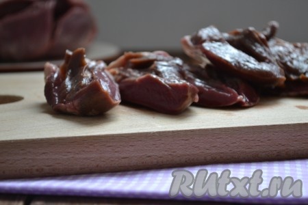 Нарезать бараньи сердца тонкими полосками шириной, примерно, по 1-1,5 см.
