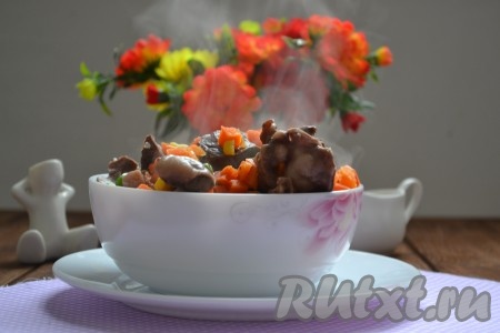 Бараньи сердца, приготовленные по этому рецепту, получаются нежными, вкусными, подавать в горячем виде с овощами.
