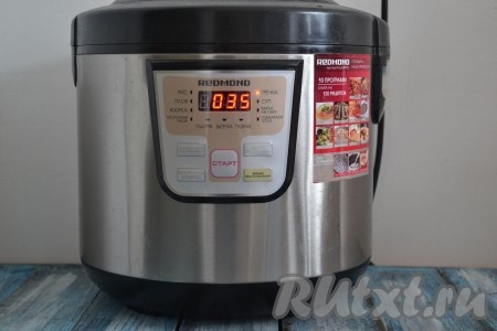 Включить мультиварку на функцию "Каша". Если крупа мелкого помола - варить 20 минут, если крупного - то 35. Варить кукурузную кашу, не открывая крышку и не помешивая.
