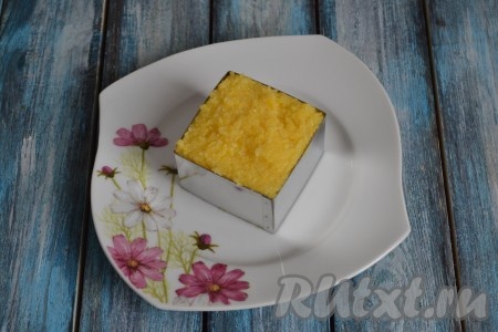 Вкусную, полезную кукурузную кашу, сваренную на воде в мультиварке, уже можно подавать на стол - она готова, а можно придать ей определенную форму.