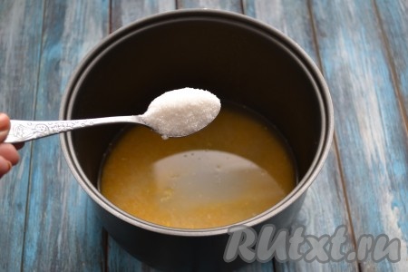 Всыпать сахар. Если не желаете сладкую кашу, всыпьте по вкусу соль.