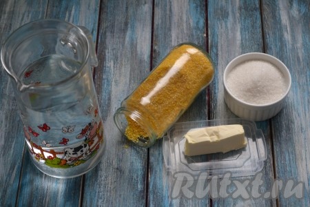 Подготовить необходимые продукты для приготовления кукурузной каши на воде в мультиварке 