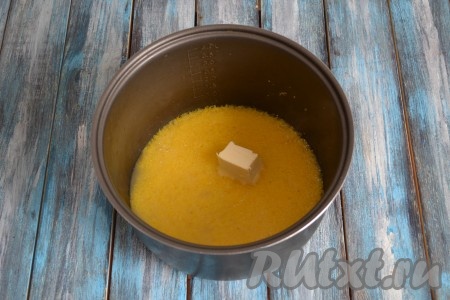 Добавить кусочек сливочного масла и размешать. 