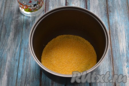 В чашу мультиварки всыпать кукурузную крупу.