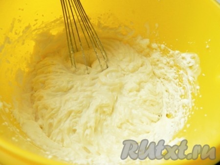 Затем добавить сахар, ванильный сахар, творог и соду. Взбить венчиком до получения однородной, пышной массы. Гасить соду предварительно не надо, она погасится в кислой среде творога.