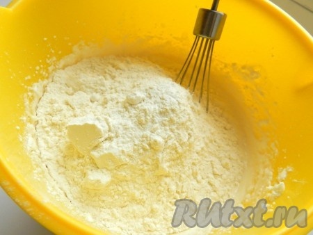 Начать постепенно добавлять муку, перемешивая тесто вначале венчиком.
