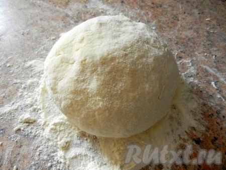 После того как тесто начнёт собираться в ком, продолжать выполнять замес руками, всыпая понемногу муку. Добавляя муку, учитывайте, что творожное тесто должно получиться мягким, эластичным, не липнущим к рукам. Муки может потребоваться как больше, так и меньше, главное - ориентироваться на структуру замешиваемого теста.