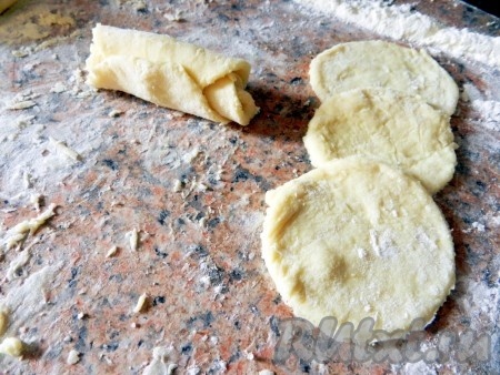 Чтобы получилась "розочка", три кружка сложить внахлёст и скрутить в рулетик, начиная с ближайшего кружка.