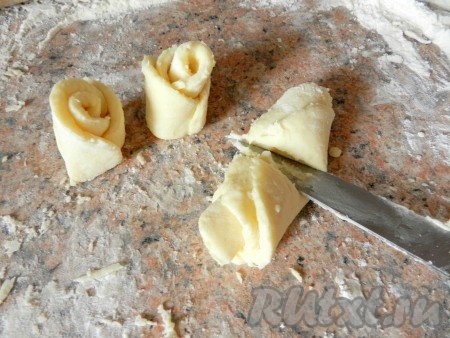 Затем разрезать каждый рулетик пополам - получатся две "розочки".