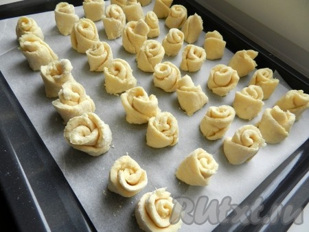 Противень застелить бумагой, поставить на него творожные розочки не очень близко друг к другу.