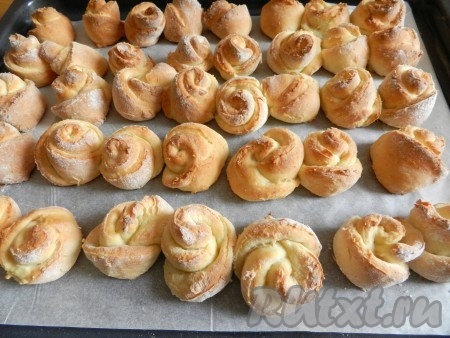 Духовку разогреть до 180 градусов и выпекать печенье "Розочки" из творога примерно 20 минут.