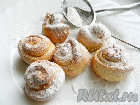 Готовые розочки немного остудить и, по желанию, посыпать сахарной пудрой.