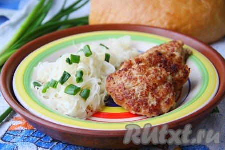 Котлеты из свиного фарша, приготовленные по этому рецепту, благодаря добавлению молочного соуса, получаются необыкновенно сочными, нежными и вкусными. Подаём с любимым гарниром или салатом.