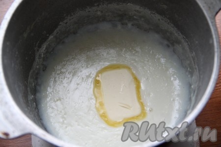 Холодное молоко постепенно добавить в муку, непрерывно перемешивая, чтобы не было комочков. Поставить молочную смесь на огонь, непрерывно помешивая, довести до кипения, затем варить соус на небольшом огне до загустения (до консистенции сметаны). Во время варки перемешивать нужно достаточно тщательно, чтобы не было комочков. Загустевший молочный соус снять с огня, добавить сливочное масло, перемешать и остудить.