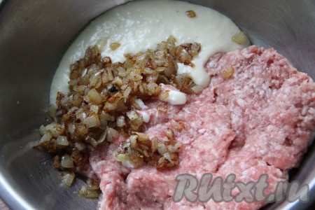 Очищенный лук мелко нарезать и обжарить на сковороде на растительном масле до золотистого цвета. В отдельной ёмкости смешать обжаренный лук, свиной фарш и молочный соус.
