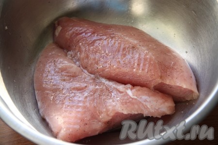 Куриное филе вымыть, обсушить. Отдельно смешать соль, сахар и черный молотый перец. Половиной получившейся смеси натереть куриное филе, а вторую половину смеси отложить (она нам понадобится позже). Филе, натертое специями, отправить в холодильник мариноваться не менее, чем на 8 часов. Этот пункт обязательный и пропускать его не рекомендую.