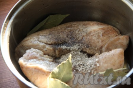 Когда мясо побелеет, добавить лавровые листья, перец горошком, отложенную смесь сахара, соли и молотого чёрного перца, влить сначала 250 мл воды (вода должна покрыть мясо на половину). Оставшиеся 100 мл воды нужно будет подливать в процессе приготовления, когда жидкость будет испаряться.