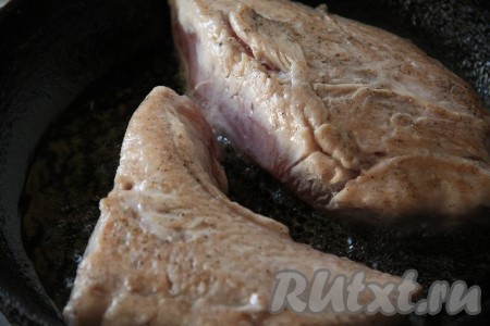 По истечении времени достать филе и дать ему около часа постоять при комнатной температуре. В сковороде разогреть масло и на большом огне обжарить мясо по 1 минуте с каждой стороны, накрыв сковороду крышкой. Куриное филе должно побелеть со всех сторон.