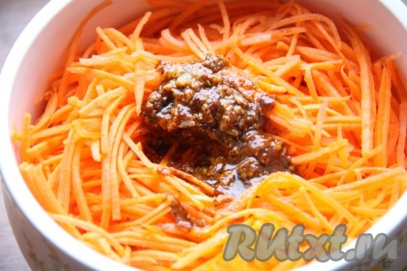 Отдельно смешать соль, перец, паприку, пропущенный через пресс чеснок и кориандр. Отдельно довести растительное масло до кипения, залить им наши специи, добавить уксус по вкусу, получившейся смесью залить салат из фасоли, моркови и лука.
