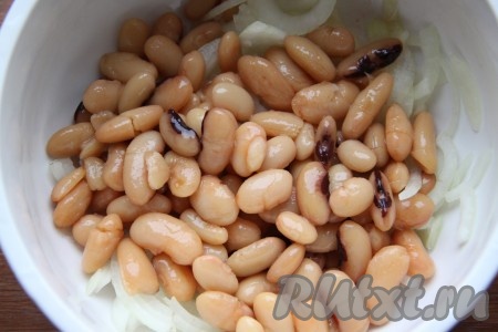 Консервированную фасоль промыть водой от соуса, а затем добавить к нарезанному луку.