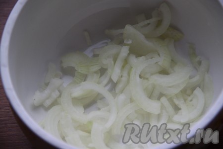 Очищенный лук нарезать полукольцами.