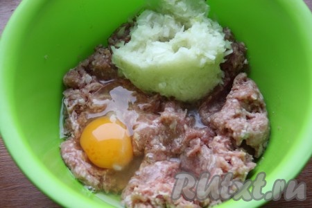 Для приготовления фарша кусочек мяса пропустить через мясорубку (можно взять и фарш, купленный в магазине). К фаршу добавить перемолотый на мясорубке лук, яйцо, соль и перец, тщательно перемешать.
