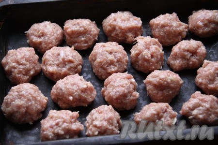 Из фарша сформировать небольшие шарики - фрикадельки и выложить их в форму для запекания, смазанную маслом. Отправить фрикадельки минут на 15 в духовку, разогретую до 180 градусов.
