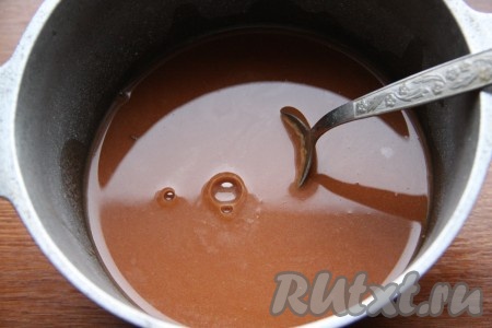 В томатную массу влить горячую воду, перемешать и поставить на медленный огонь. Довести массу до кипения, не забывая тщательно помешивать, и продолжать варить до загустения (соус загустеет практически сразу после закипания).