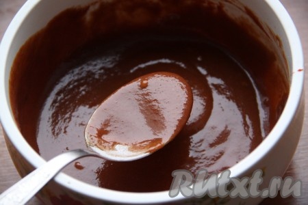 Пока фрикадельки запекаются, можно приготовить кисло-сладкий соус. В толстостенной кастрюле (или в сковороде) соединить соевый соус, муку, томатную пасту, уксус и сахар, хорошо перемешать. Отдельно вскипятить воду.
