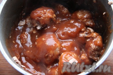 Запеченные фрикадельки переложить в загустевший кисло-сладкий соус, тушить на маленьком огне под крышкой минут 5.
