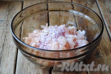 Очищенный лук, мелко нарезав, добавить к филе.
