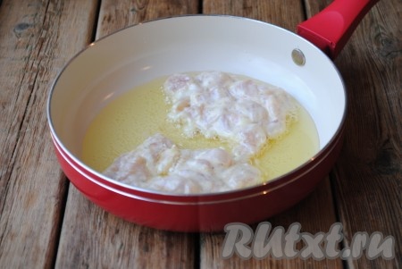 На сковороде разогреть растительное масло (масло должно полностью покрывать дно сковороды). Столовой ложкой выкладывать мясную массу на сковороду (размер котлет можно регулировать под свой вкус).&nbsp;
