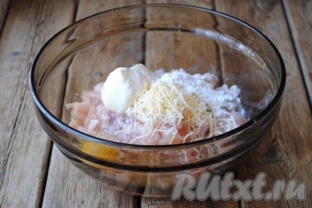 Вбить яйцо, добавить майонез и просеянную муку.&nbsp;
