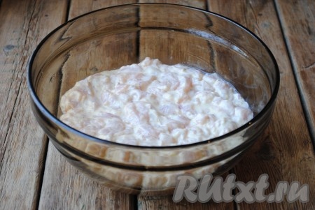Всё тщательно перемешать, миску закрыть пищевой плёнкой или крышкой и отправить настояться на пару часов в холодильник. 