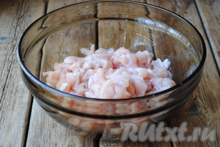 Куриное филе вымыть, обсушить и нарезать мелкими кубиками. Выложить нарезанное мясо в миску, добавить соль (сильно солить не нужно, так как в дальнейшем будет добавляться майонез, а он - достаточно солёный), чёрный молотый перец и перемешать.&nbsp;
