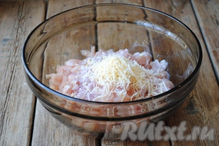 Сыр, натерев на средней тёрке, выложить к луку и куриному мясу.&nbsp;
