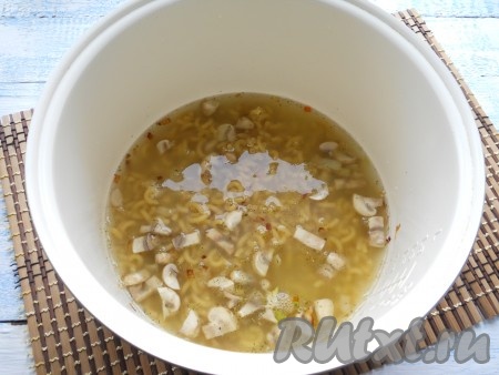 Добавить соль, специи и влить горячую воду, перемешать. Вода должна полностью покрывать макароны.