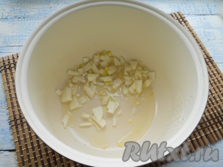 Растительное масло налить в чашу мультиварки, добавить нарезанный небольшими кусочками репчатый лук, выставить программу "Жарка" на 10 минут и, помешивая, обжарить лук до сигнала.
