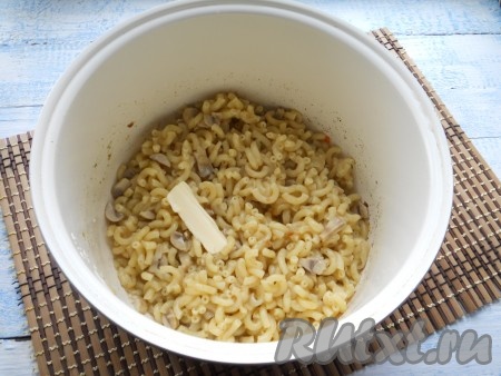 Далее выставить программу мультиварки "Тушение" на 25 минут, крышку закрыть. В готовые макароны с грибами добавить сливочное масло.
