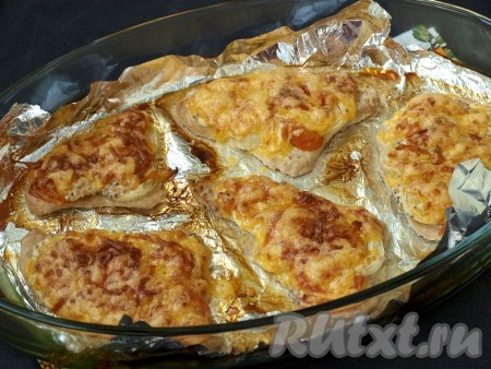 Разогреть духовку до 180 градусов и готовить мясо около 45 минут (до желаемого цвета корочки).
