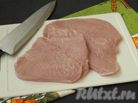 Филе индейки нарезать слайсами толщиной 8-9 мм.