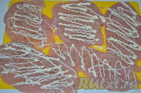 Посолить и поперчить куриное филе. Смазать слегка майонезом и оставить на 2 часа (это по желанию, можно не мариновать, а готовить сразу).
