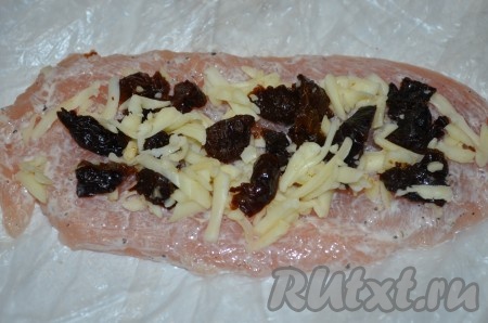 На каждую пластинку куриного филе выкладывать желаемое количество чернослива и сыра.



