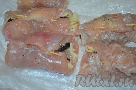 Скрутить рулетики. Закрепить зубочистками.
